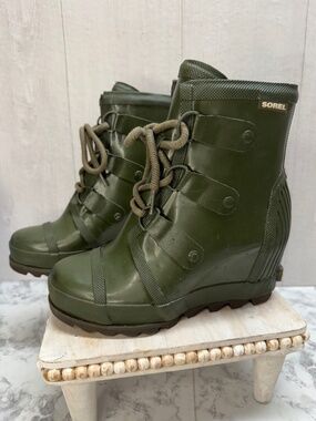 Sorel Joan Women's Green Waterproof Ankle Wedge Rain Boots Size 6